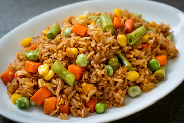  fried rice with green peas, carrot and corn