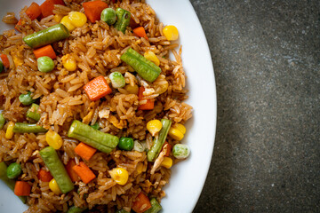  fried rice with green peas, carrot and corn