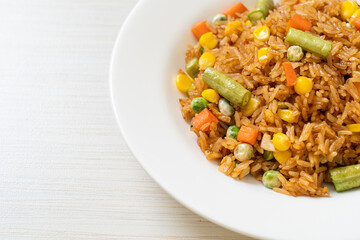  fried rice with green peas, carrot and corn