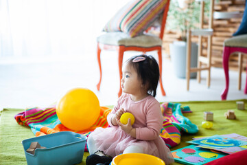遊び場で遊ぶ小さな女の子