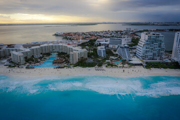 Mar turquesa de cancun en la zona hotelera