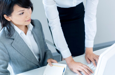 Obraz premium 打ち合わせをするビジネスウーマン