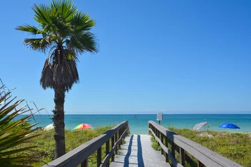 Crédence en verre imprimé Clearwater Beach, Floride Vue sur le ciel bleu clair et les eaux calmes de l& 39 océan lors d& 39 une belle journée de plage d& 39 été chaude et ensoleillée depuis la promenade de Saint-Pétersbourg / Clearwater Beach en Floride