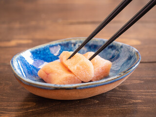 新鮮な明太子。辛い調味料に付けたタラコ。