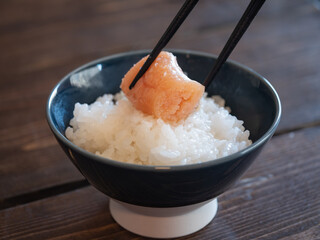 炊き立てのご飯の上に乗せたピリ辛明太子。