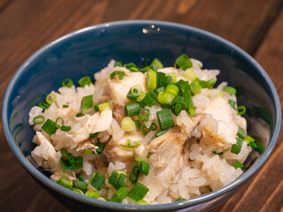 和食の鯛めしのクローズアップ。鯛の出汁と身をご飯と混ぜた日本料理。