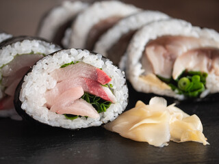 ブリを海苔と酢飯で巻いた鰤の巻き寿司のクローズアップ。