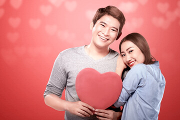 Fototapeta na wymiar Asian couples holding the red heart