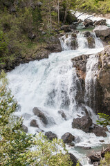 Obraz premium Ruta de senderismo de la cola de Caballo por el río con cascadas. Torla, parque nacional de Ordesa y Monte Perdido