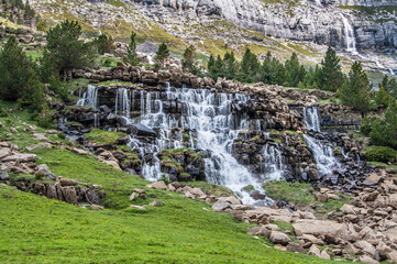 Ruta de senderismo de la cola de Caballo por el río con cascadas. Torla, parque nacional de Ordesa y Monte Perdido