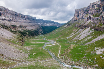 Ruta de senderismo de la cola de Caballo por el río con cascadas. Torla, parque nacional de Ordesa y Monte Perdido