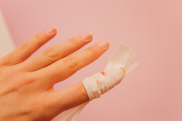 Woman injured in a deep wound. Get help from a nurse.
