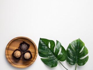 木製の丸皿にのったチョコレートトリュフ
