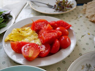 omelet and tomatoes
