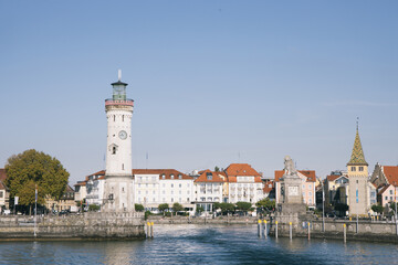 Die Hafeneinfahrt ist eine der schönsten am ganzen Bodensee. Östlich steht der Lindauer Löwe und westlich der Neue Lichtturm in Lindau am Bodensee, Baden-Württemberg, Deutschland