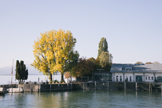 Die Promenade direkt am Bodensee verleitet zu idyllischen Spazierg&auml;ngen in Lindau am Bodensee, Bayern, Deutschland