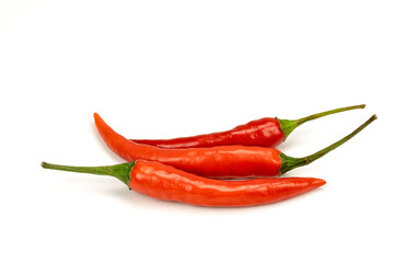 petits piments allongés isolé sur un fond blanc