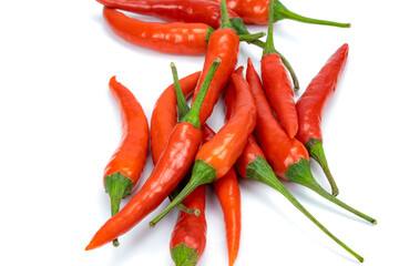 petits piments allongés isolé sur un fond blanc