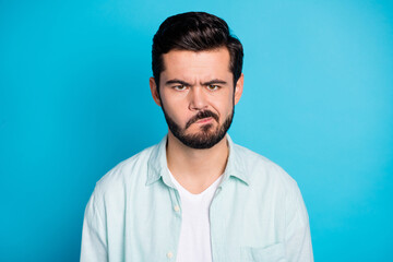 Obraz premium Photo of upset angry young man wear casual shirt bad mood conflict isolated on blue color background