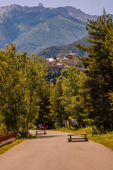 Petit chateau sur une coline