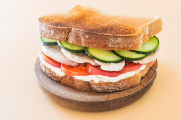 sandwich chicken with tomato and cucumber