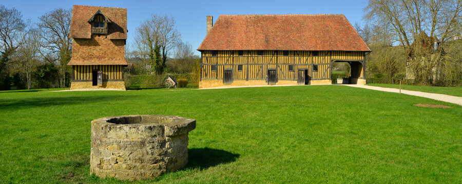 Panoramique ancienne ferme Normande de Cr&egrave;vecoeur-en-Auge (14240), d&eacute;partement du Calvados en r&eacute;gion Normandie, France