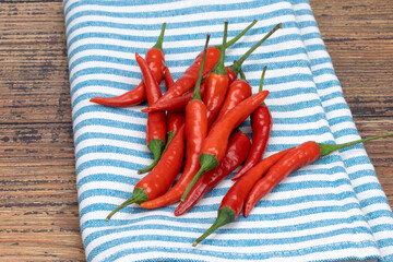 petits piments allongés isolé sur une table