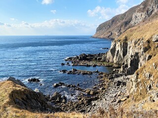険しい岩のある岬