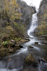 cascada de agua en larga exposición en otoño