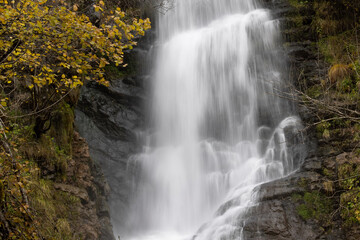 Fototapeta na wymiar cascada de agua en larga exposición en otoño