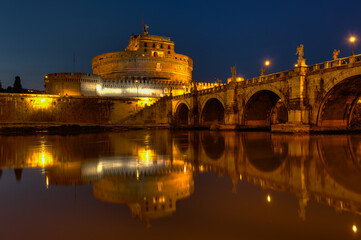 Obraz premium Engelsbrücke und Engelsburg in Rom