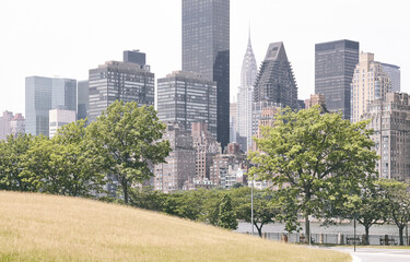 Obraz premium New York seen from Roosevelt Island, color toned picture, US.