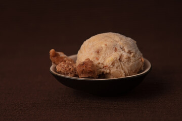 Mandeleis mit gebrannten Mandeln zu Weihnachten