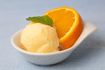 Frische Kugel Orangensorbet mit einer Scheibe Orange