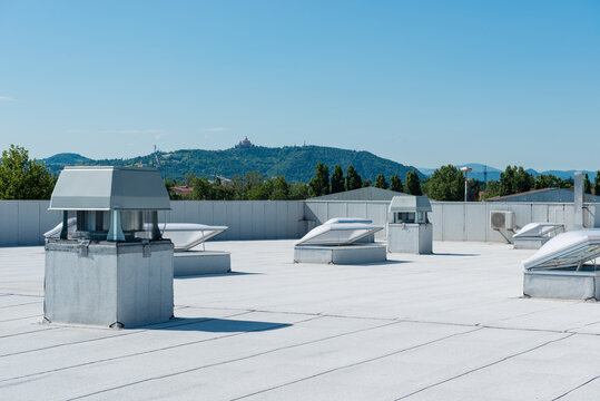 Prese d'aria su tetto di edificio industriale