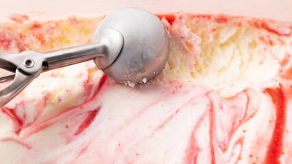 Eisportionierer formt Eiskugel von Vanilleeis mit Variegato