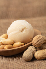 Kugel Erdnusseis oder Erdnussbuttereis mit Erdnüssen