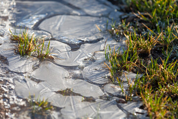 Formation de glace bord de route