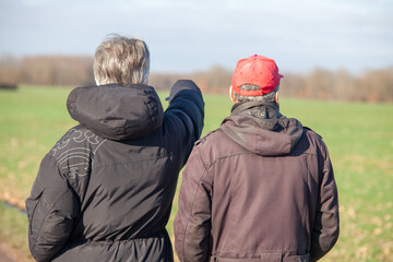 2 hommes en observation &agrave; la campagne