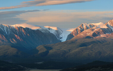 Naklejka premium Mountain view, hiking in the mountains. Dawn light on the tops.
