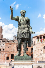 Fototapeta na wymiar Statue Kaiser Trajan