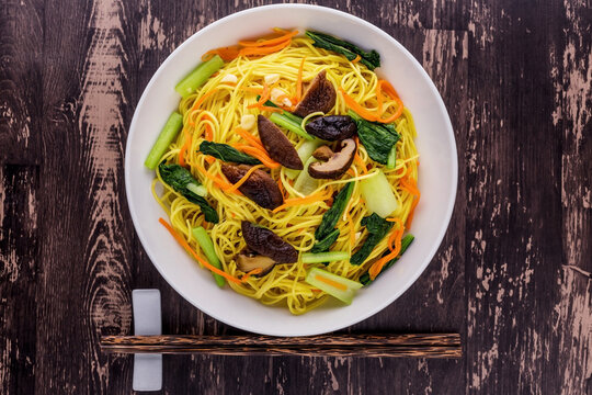 Fried vegetarian shou noodles