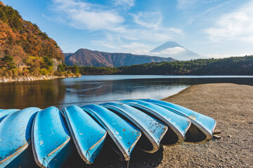 Fototapeta na wymiar 晴れた日の湖と富士山