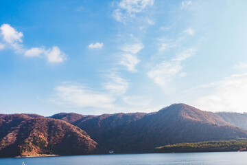 綺麗な紅葉に染まった山