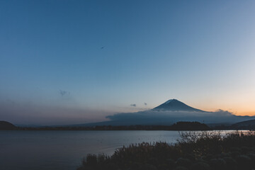 夕日のマジックアワーと富士山と湖