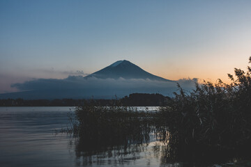 夕日のマジックアワーと富士山と湖