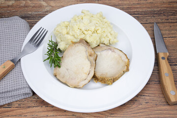 assiette de rôti de porc et purée et topinambour