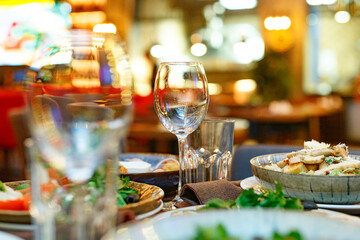 Obraz na płótnie Canvas Served table set at restaraunt in the evening