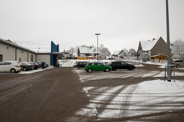 Verschneiter Parkplatz eines Supermarktes