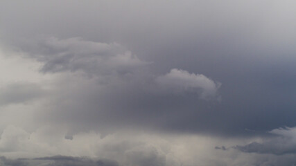 Un ciel de traîne s'installe après le passage d'une dépression atlantique sur la France.  De fréquentes averses de grésil se succèdent sous les cumulonimbus